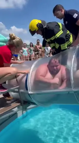 Imagine tu restes bloqué dans le toboggan car trop étroit ! 😂 #humour #drole #ia #viral 