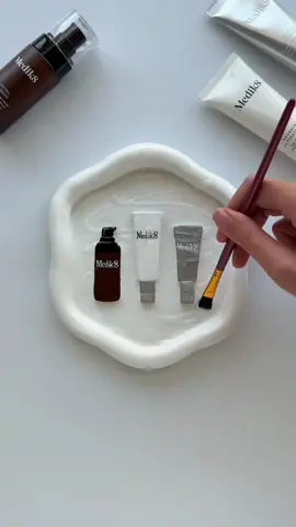 A trinket dish for your everyday treasures. From skincare to keepsakes, our CSA Philosophy, built on vitamin C, SPF and vitamin A will leave you glowing. ⠀⠀⠀⠀⠀⠀⠀⠀⠀ 🎨 @saygeceramics ⠀⠀⠀⠀⠀⠀⠀⠀⠀ #Medik8 #AntiAgeing #AntiAging #Craft