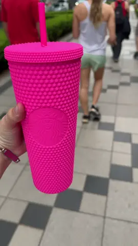 Con mi nuevo vaso de barbie por  #starbucks #barbie  