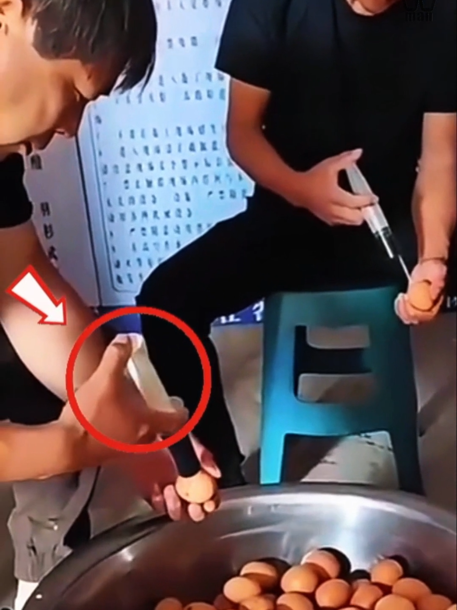 هل تعتقدون أن كل البيض الذي تأكلونه من الدجاج! لكن في الحقيقة هناك بيض مزيف بالكامل
