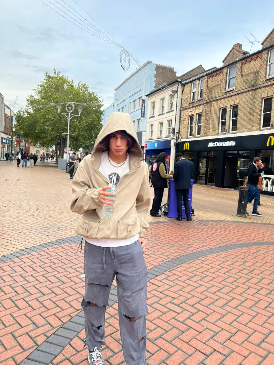 لا تتقرب مني انا شخص ليس لديه حياة 🇬🇧