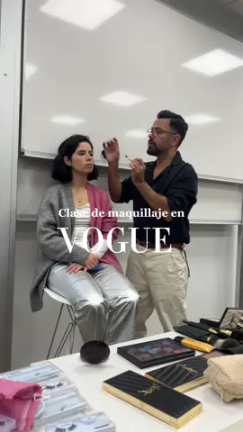 Clase maquillaje con Miguel Álvarez 💁🏻‍♀️ #voguecollegeoffashion #vogue #fashion #Lifestyle #makeupclass 