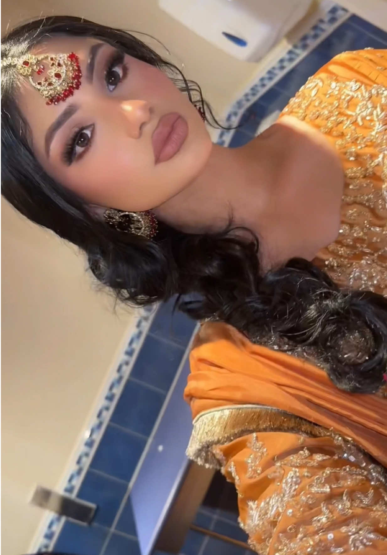 she's backkk, with black hair & better taste #fyp #foryoupage #mehndi #blackhair 