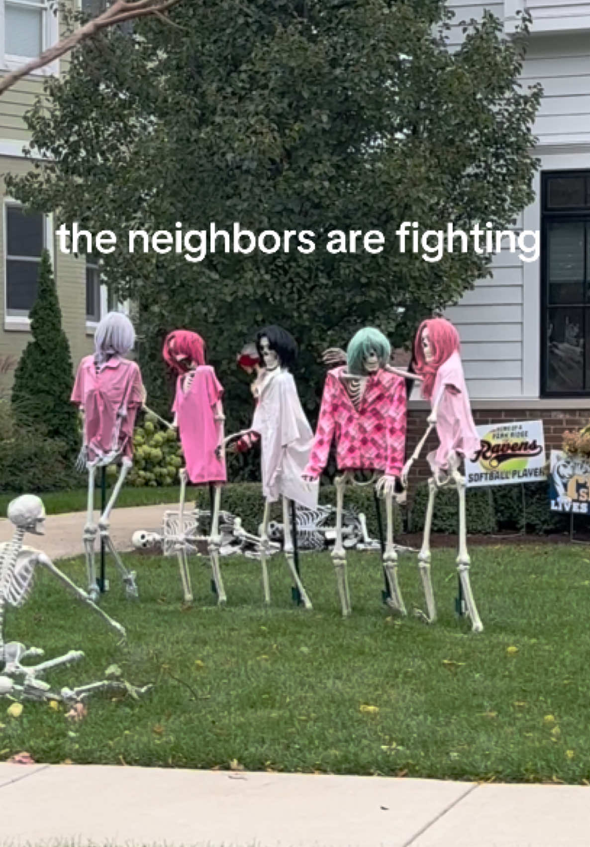 i’m expecting kpop demon hunter freebies instead of candy from these two houses on halloween 🙂‍↕️