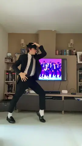 The girl was bad, the girl was dangerous 😎 #dangerous #viraltikto #michaeljackson #dance #moonwalker @🎩迈克尔杰克逊蔡军🎩 