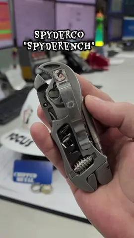 Weird Wednesday, checking out this Spyderco 