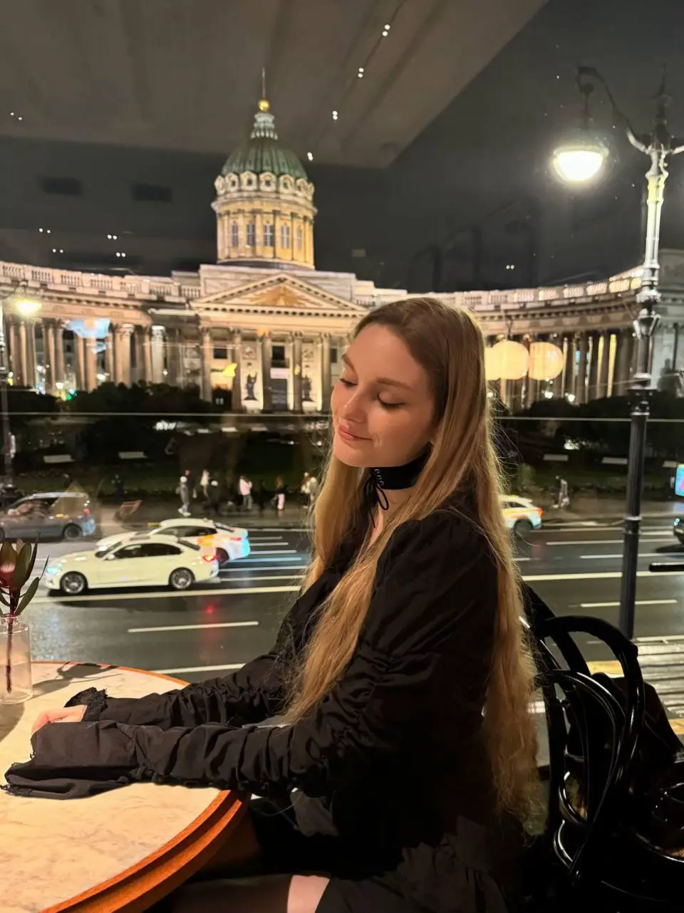 Каждый раз бронирую столик в этом ресторане еще в Москве, потому что хорошие места всегда заняты. В этот раз был столик прям у окна, я в шоке насколько это красиво. Но вот что на счет еды?!… когда я здесь праздновала свой день рождения год назад, еда была очень вкусная, но в этот раз я реально не смогла просто доесть то, что заказала, вкусный был только десерт Прочитала рекомендации, что лучше приходить под вечер. Бронь была на 10, но можно сидеть до 12. Людей почти не было и это идеально время, чтобы сделать красивые фото (разрешили даже со вспышкой) #рекомендации #готическийобраз #готика #локациипитера #осеннийобраз 