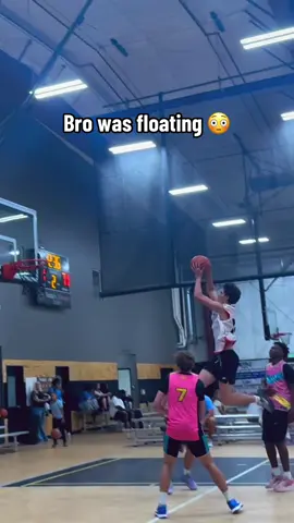 Woah 😯 (via tob1n_dunks/IG) #basketball #dunk #skill #espnsocial 