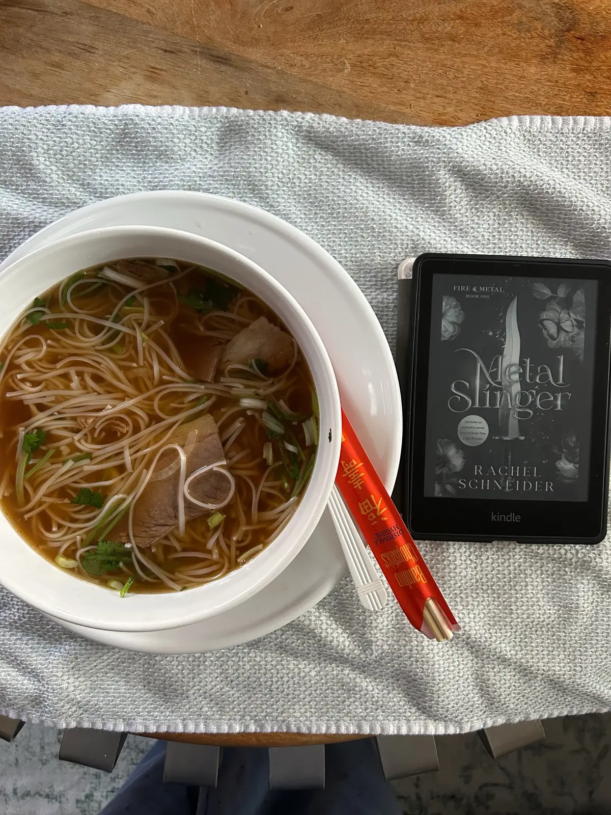 😩🫶🏻 #pho #BookTok #kindle #justagirl #girldinner 