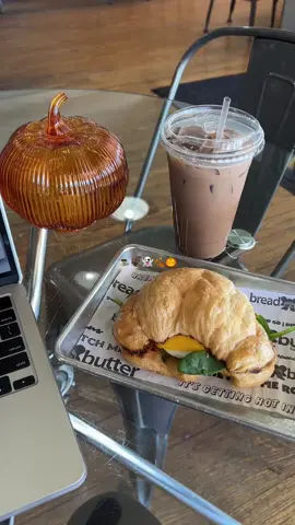 a fall morning in mystic falls!! 🍂🧛🏼‍♀️🎃☕️ #vampirediaries #mysticfalls #covingtongeorgia #coffeeshop 