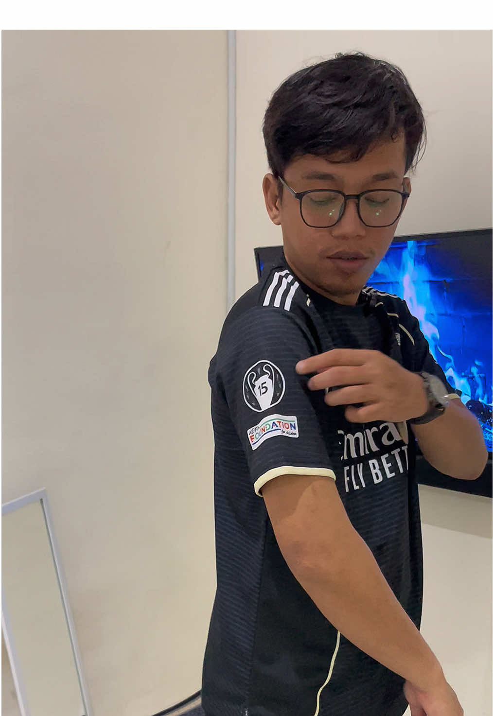 Jersey Real Madrid bisa dikasih nama dan nomer suka suka sendiri. Bahan dari Drivit Milano, adem dan nyaman dipakai. Cocok buat nobar atau nongkrong, yuk gercepin. #realmadrid #realmadridfc #halamadrid #jerseymadrid #jerseyrealmadrid 