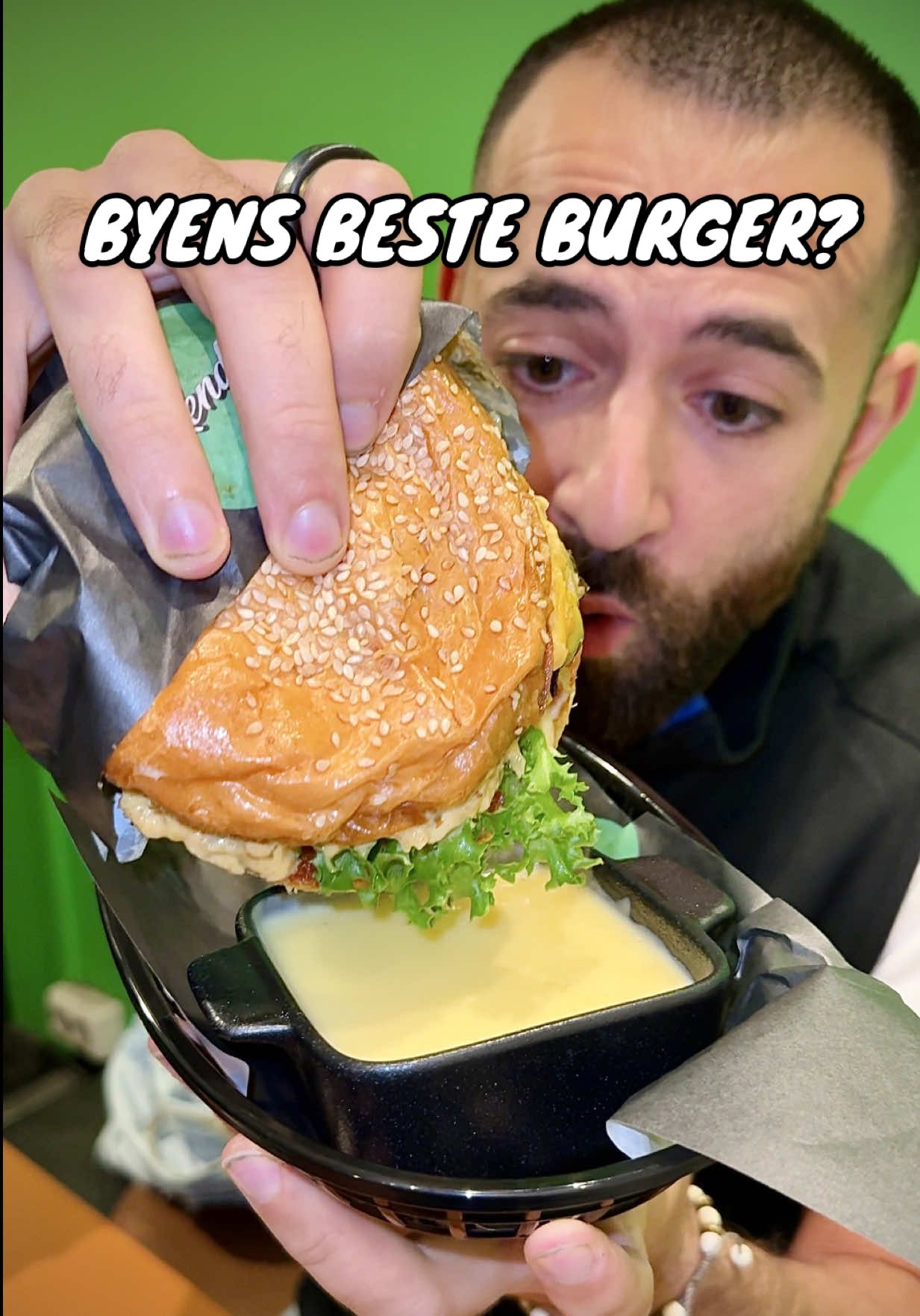 Info under 👇 Sted: Render Adresse: Toftes Gate 19B, 0556 Oslo Matet meg med:  Cheeseburger - 220kr Cheesedip - 70kr Oslohoma smash - 210kr Mat meg, mat meg, aldri forlat meg ❤️🤤 OM MATMEG Leter du etter deilige spisesteder, restauranter og kafeer i Oslo? Her finner du tips og anbefalinger for enhver anledning, enten du ser etter en rask lunsj eller en romantisk middag 😉
