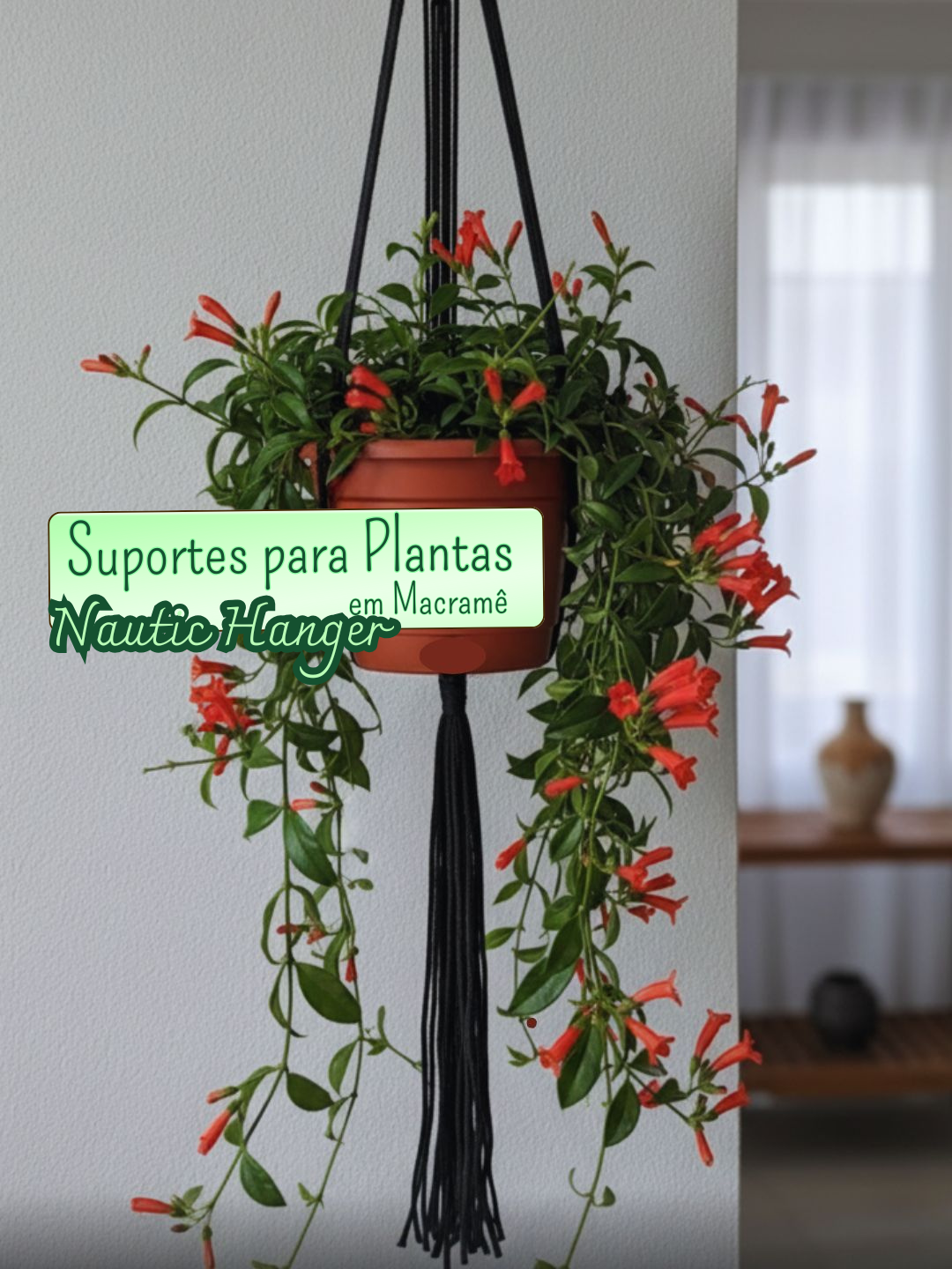 🌿 A Arte que Resiste e Decora! 🧶 Seu lar merece um toque de design que é tão prático quanto lindo. Nossos Suportes para Plantas em Fio Náutico Premium trazem a beleza atemporal do macramê para qualquer ambiente, combinando perfeitamente com a decoração interna ou aquela varanda super charmosa. ✔️ Vantagens do Fio Náutico: Cor Vibrante por Mais Tempo: Poliéster de alta qualidade. Fácil de Limpar: Passou um paninho, tá novo! Leve e Ultra Resistente: Suporta o peso do seu vaso com segurança. 💡 Dica de Ouro: Para que a peça dure por muitos anos e mantenha a cor impecável, prefira usá-la em ambientes internos ou em áreas externas protegidas do sol e chuva intensos. Um carinho que faz toda a diferença! 👉 Renove seu canto verde! Clique no link da Bio (ou nos chame por DM) e descubra as cores que vão transformar a sua casa. 💚 #DecoraçãoComPlantas #SuporteDeMacramê #FioNáutico #MacramêDesign #HomeOfficeDecor #VarandaGourmet #CBMacrameDesign #ArtStyleSuportesComArte #FeitoÀMão