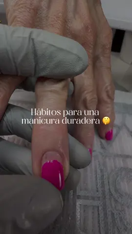 Cuida tus uñas como te cuidas a ti 💖✨ Cada detalle cuenta, y tus manos hablan por ti 🫶 No dejes pasar más de tres semanas sin mimarlas, no te las muerdas 😌💅 Dale a tus uñas el amor que se merecen 💫 #Nails #UñasPerfectas #CuidadoDeUñas #ManicureTime #uñasbonitas 
