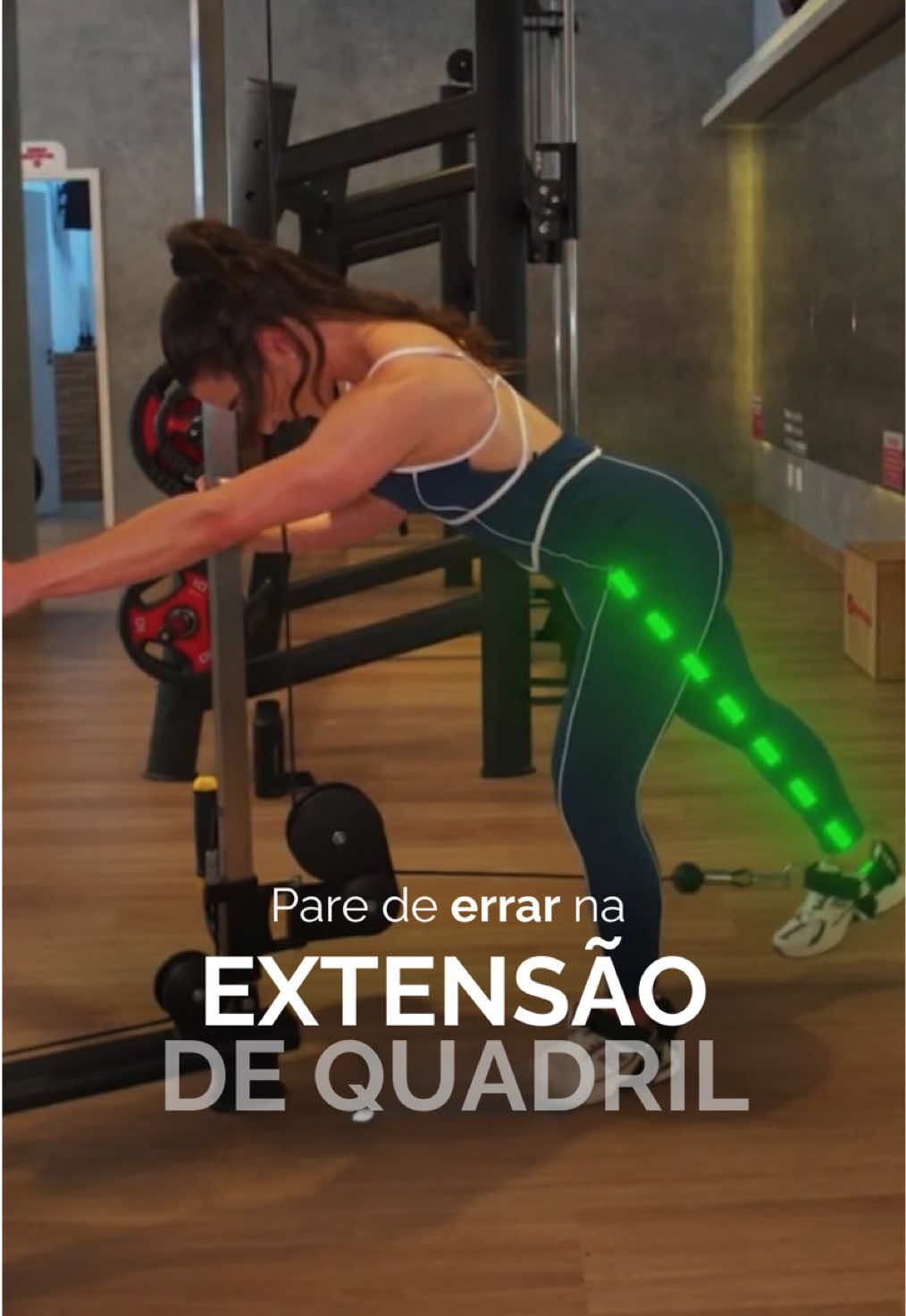 Pare de errar na extensão de quadril! 🍑 Se você sente mais a lombar do que o glúteo nesse exercício… tem algo errado aí! ❌ Não é para arquear a coluna. ❌ Não é pra dar tranco com as costas. ❌ Não é pra colocar carga absurda. ✅ Flexione a perna de apoio. ✅ Mantenha a curvatura da lombar. ✅ Apoie as mãos, ativa o abdômen. ✅ Foque em apertar o glúteo na subida. Isso te ajudou? Me conta aqui nos comentários!🫶🏻