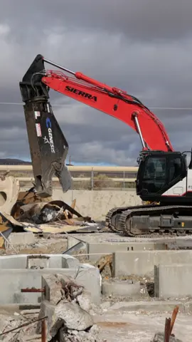 If you know, you know 👂🏻🔊 That’s the sound of recycling in action.  #Demolition #ShearDemo #ASMR #Demo 