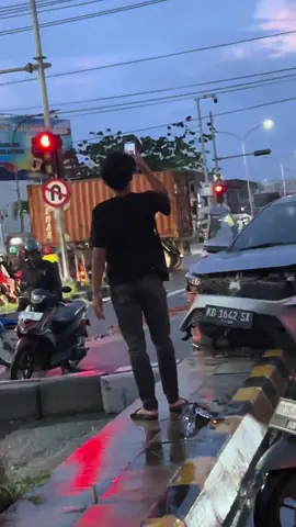 mobil nabrak simpang lampu merah.