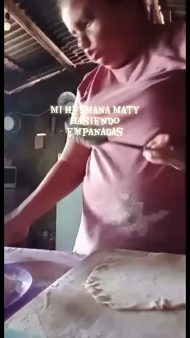 Mi hermana Maty haciendo empanadas #rachelesnice💃🏻🌷💃🏻 @Matilde Sierra 