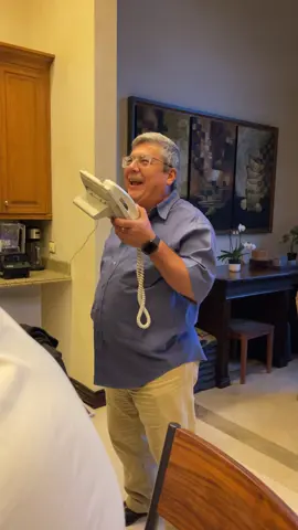 papa le compró un perfume al abuelo: 