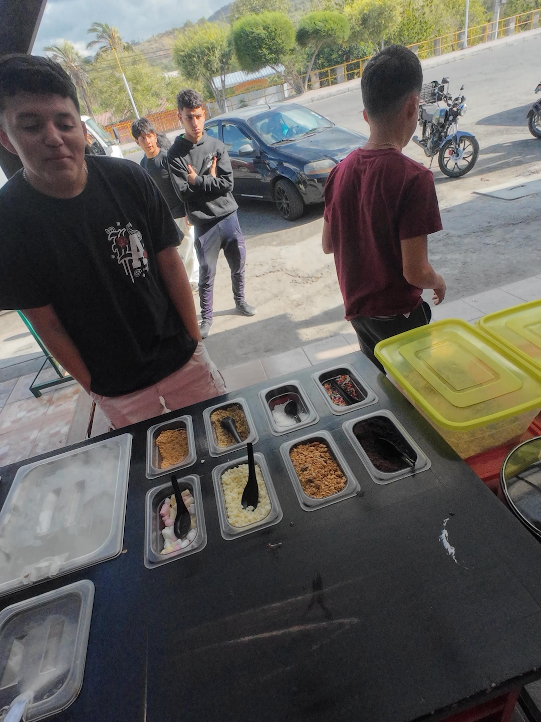 Cliente se pone nervioso al comprar su fresa con chocolate pro que es tímido #frutireex #fresasconchocolate #emprendimiento #postres