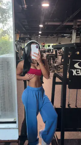 superman sweats for the win @YOUNGLA #fyp #gym #grind #GymTok #foryoupage 