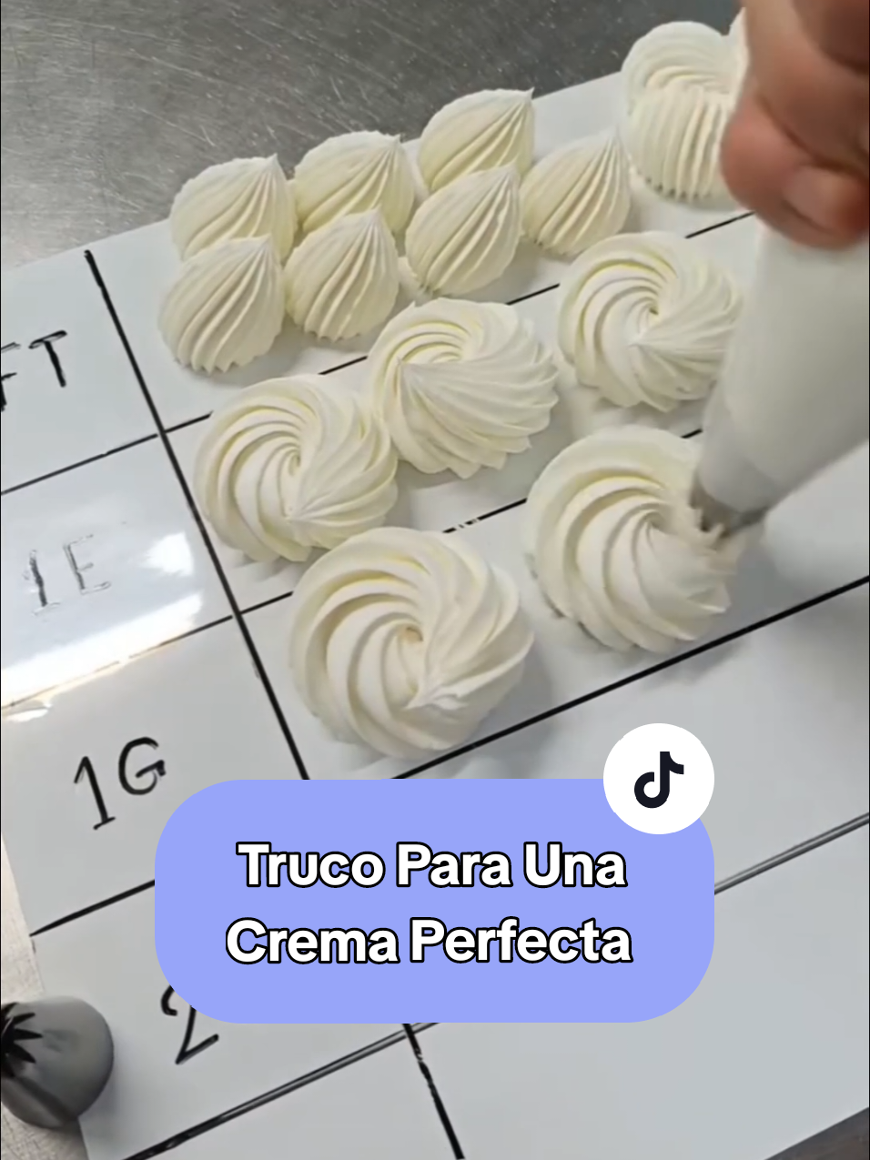 🧁 Si tu Crema se derrite o pierde forma cuando decorás, este secreto te va a cambiar la forma de decorar para siempre. ✨ El resultado es una textura firme, brillante y estable, ideal para bordes y decoraciones profesionales. 👉 Entrá a mi biografía y accedé a mis clases gratuitas de repostería, donde te enseño todos estos trucos paso a paso. #DecoracionDeTortas  #TrucosReposteros  #CremaPerfecta  #ClasesDeReposteria  #ReposteriaCreativa 
