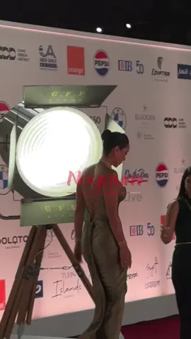 لحظة حلوة في الجونة: بسنت شوقي تفاجئ معجبيها بقـ ـبلة وفستان جـ ـريء #سفير_المحبة_هاني_شنودة 