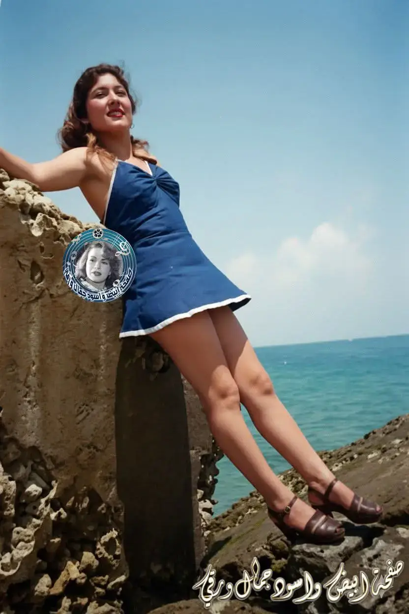 فتاة مصرية في عمر الزهور تلتقط صورة ع البحر من #زمن_النضافة خمسينات القرن الماضي 💙🌷