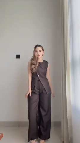✨ “Simple tapi classy, ini definisi effortless chic banget!” Oneset sleeveless ini beneran nyaman dipakai seharian — celananya udah pakai karet pinggang jadi fleksibel banget, ga bikin sesek atau kaku 💫 Model atasannya juga simple tapi potongannya elegan, jadi mau dipakai buat jalan santai atau acara semi formal pun tetep kelihatan rapi dan stylish. Sekali pakai langsung keliatan niat tanpa usaha berlebih ✨ #MissaylanTryOn #gajiansale #PromoGuncang1010 #ootdkece #ootdhariini  