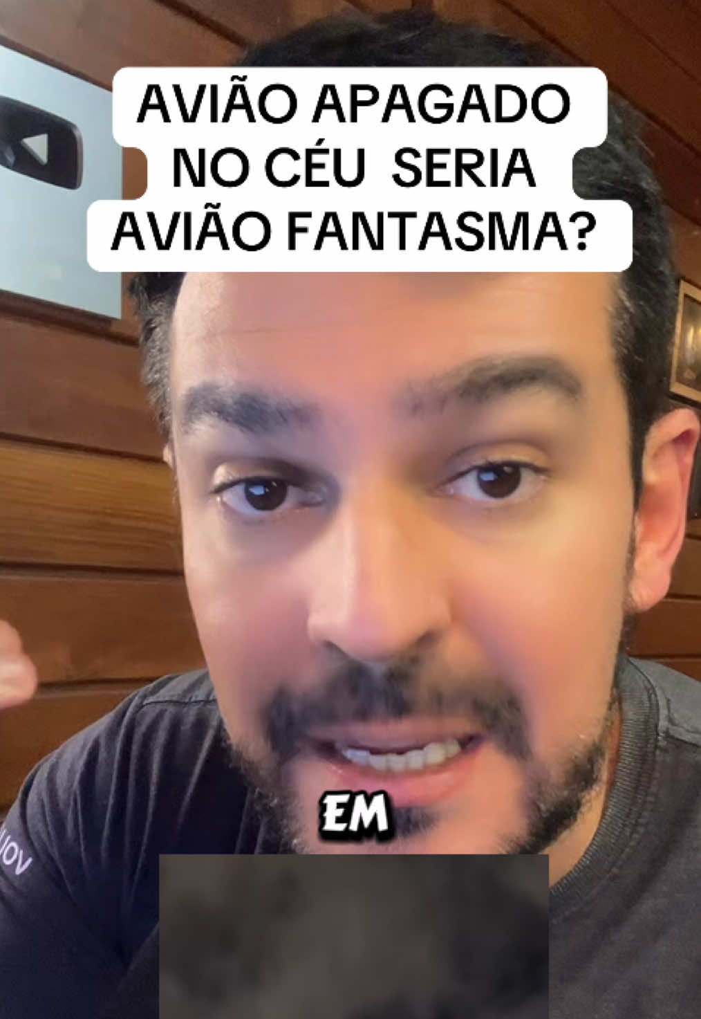 Avião apagado no céu 