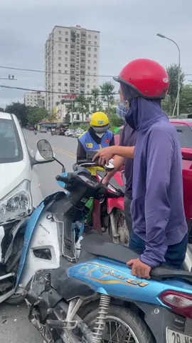Tai nạn giao thông : chú xe máy ý nói con otto là xe cỏ taxi đền it kp đền ? Mọi người tính giup chú hết khoảng bao tiền sủa otto kia 😭#theanh28news #csgt #giaothong #vila #tintucmoinhat 