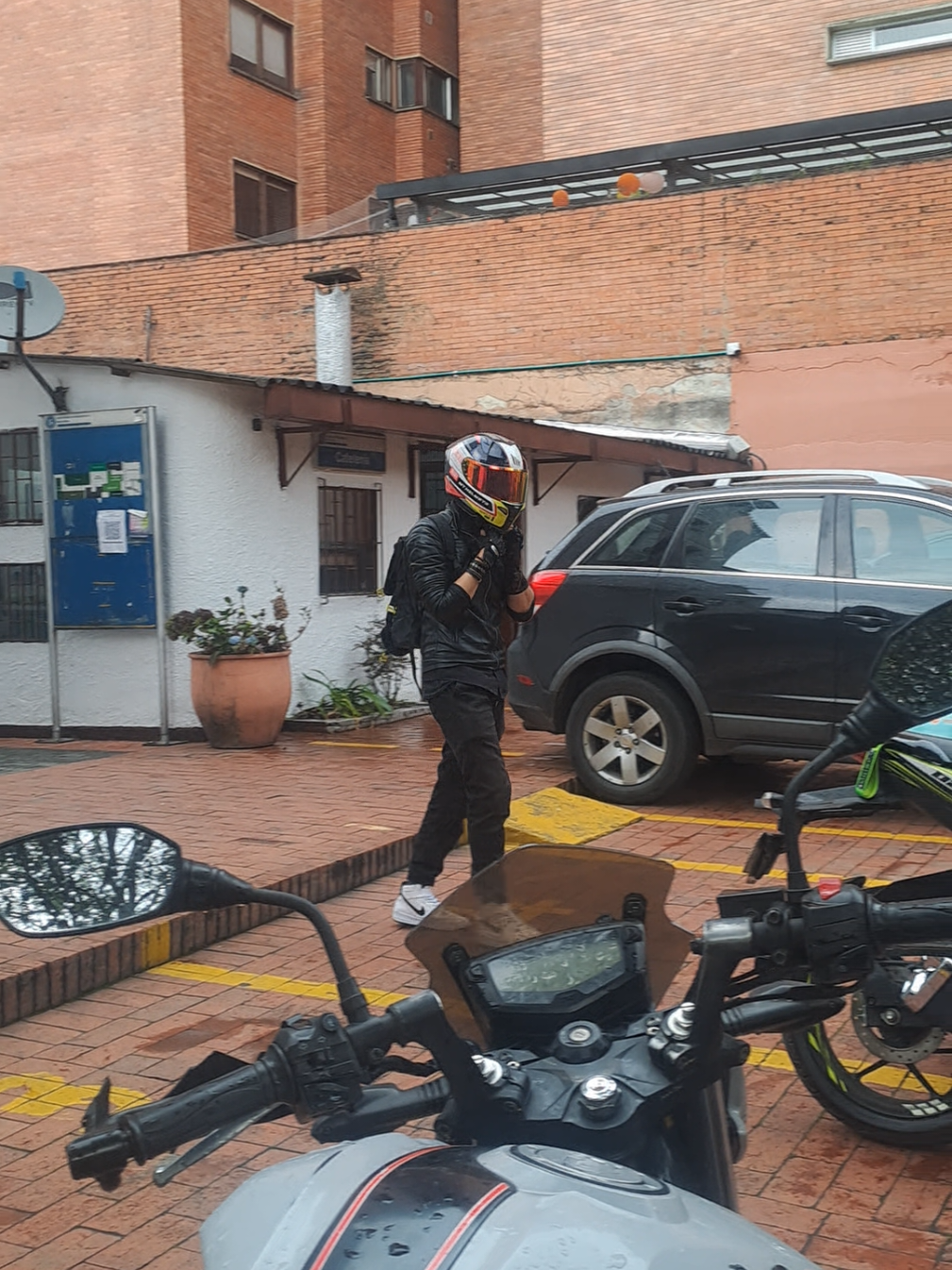 cuando tu casco no luce con tu moto ✨️😂  #casco #biker #upn #nogal 
