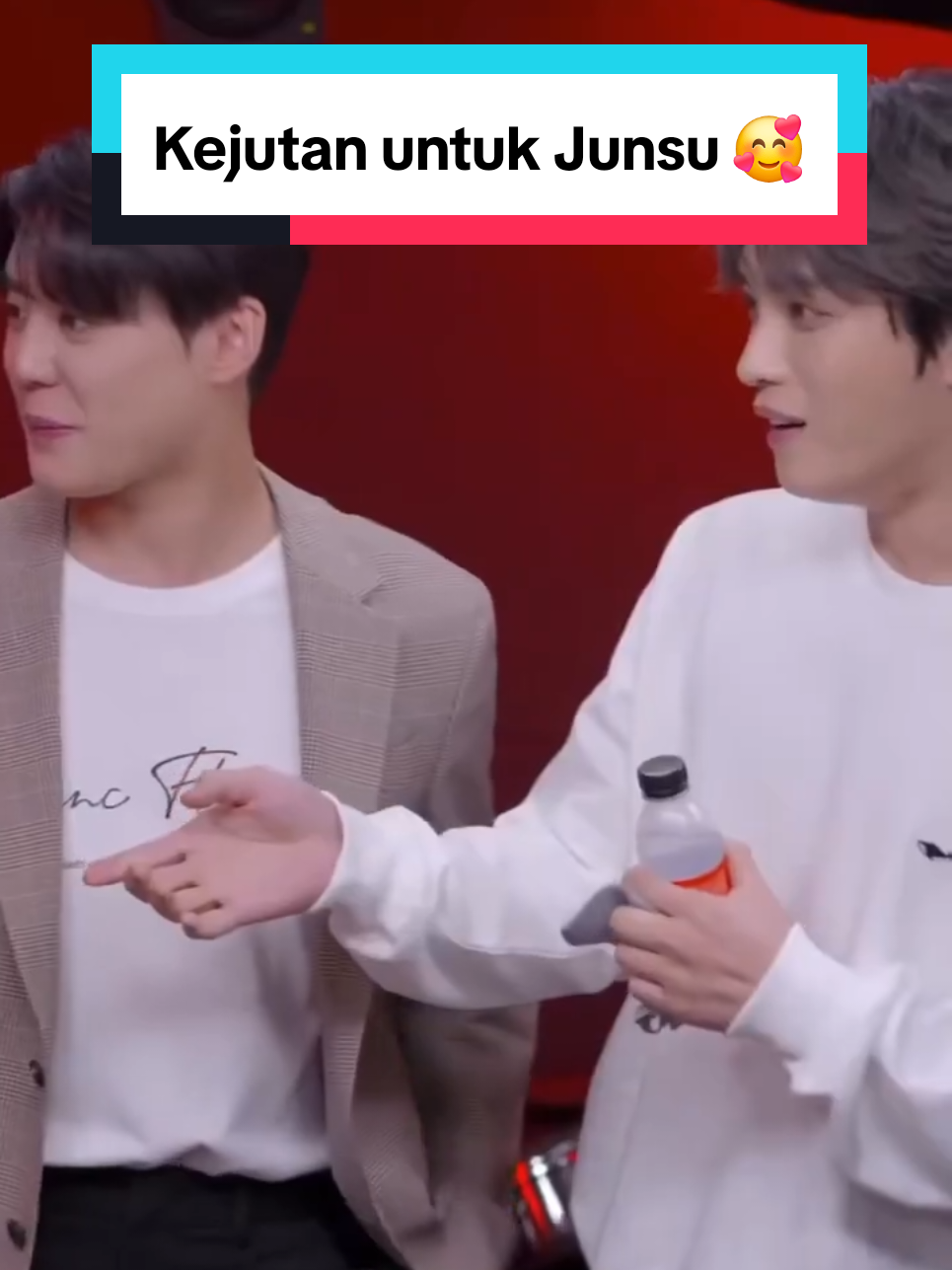 Jaejoong datang (tiba-tiba) untuk mendukung Junsu 🤗 Junsu kaget sekaligus senang 😁 #kimjaejoong #kimjunsu #jx 