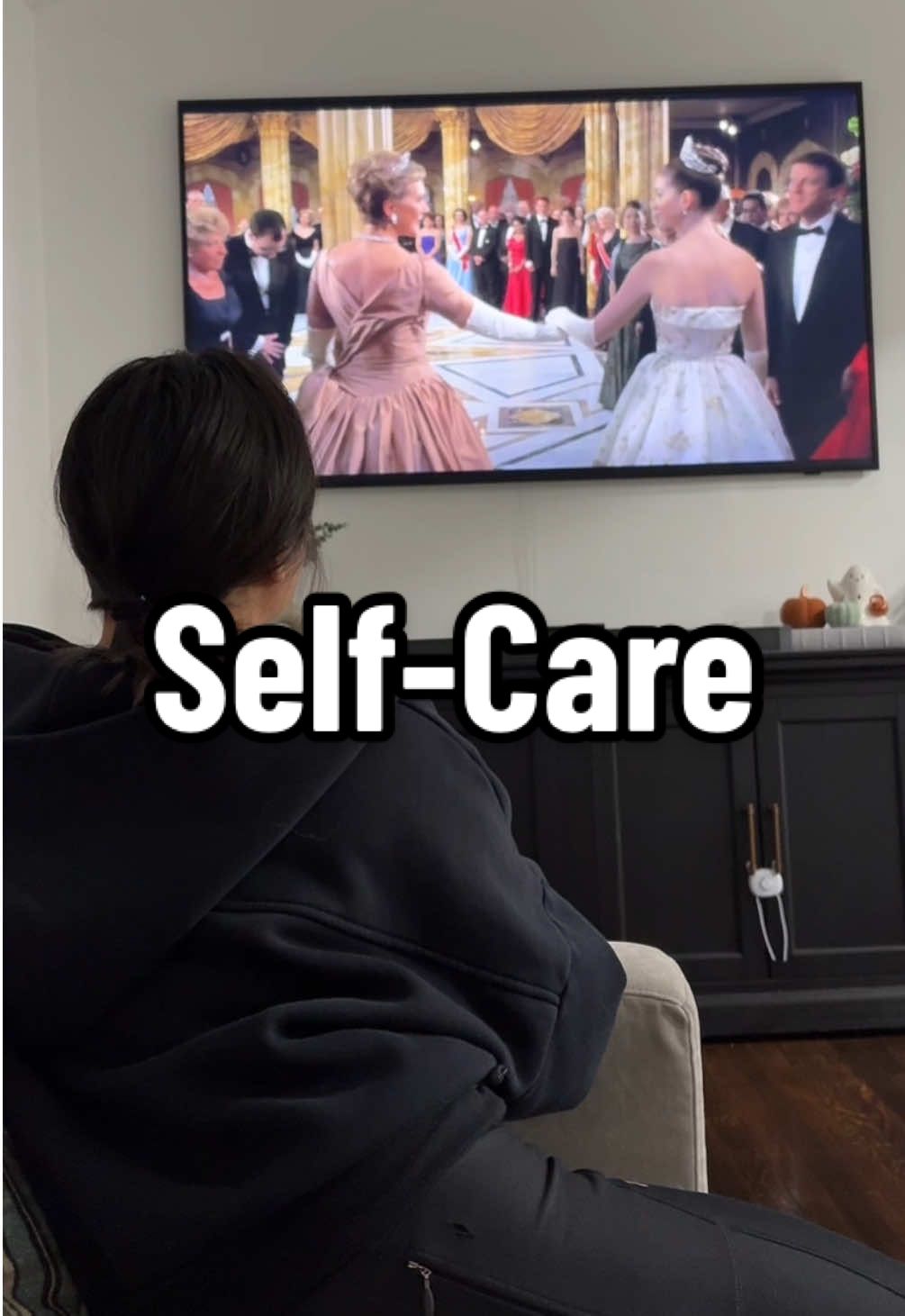 Just a mom who loves to watch her comfort movies 🥹👑 #theprincessdiaries #princessdiaries #SelfCare #disneyadult #MomsofTikTok 