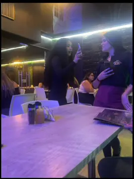 Directo al cora porque aquí nos gusta el chisme jajajajaj Resulta y acontece que que el novio de esta muchacha pidió una limonada y la mesera aprovechó para agarrarle el número. Cuando el muchacho se fue al baño ella le escribió “hola, soy la de la limonada” y ay mamita, la que recibió el mensaje fue la novia porque el muchacho le había dejado el teléfono y pues, aquí vemos su reacción. Jajajaj quien más reaccionaría así? #fypシ #chisme #fyppppppppppppppppppppppp 