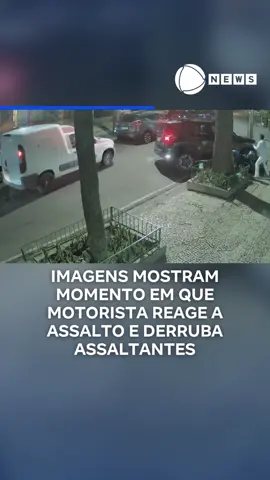 Novas imagens de segurança mostram o momento em que uma motorista reagiu a um assalto e jogou seu carro contra os ladrões, que estavam em uma moto. O veículo da motorista era blindado. Os criminosos atropelados foram algemados ainda debaixo do carro. Bombeiros foram acionados e precisaram usar um macaco hidráulico para retirar os ladrões. Eles foram atendidos no hospital sob custódia, receberam alta e foram levados para a delegacia. Segundo os investigadores, os ladrões são da Mangueira, na Zona Norte do Rio, e cometem assaltos por toda a Zona Sul, tendo como alvos preferenciais mulheres e idosas. A polícia agora procura um terceiro suspeito de participar do crime. 📲 #RecordNews