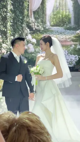 Còn sót lại 1 clip xinh xĩu nữa của cô dâu @Đỗ Thị Hà 🫶🏻🫶🏻🫶🏻. Makeup: a@LÊ MINH Makeup . Hairstyle: TuNo #DoThiHa #HoahauVietNam #hairstyle #wedding 