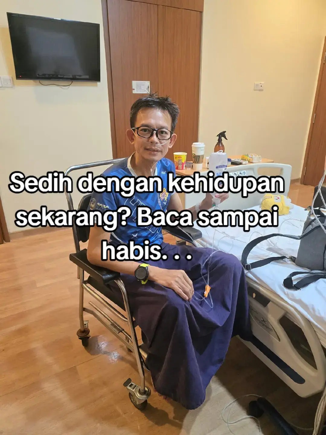 Sedih sebab kerja teruk, penat, bos marah, rezeki rasa sempit? Okay, berhenti sekejap. Tarik nafas perlahan-lahan. Baca status ini sampai habis. Manalah tahu, selepas ini kesedihan yang kamu rasa akan bertukar menjadi rasa syukur yang mendalam.  Kalian nak tahu perkembangan terbaru saya? Sekarang saya bergantung sepenuhnya kepada bantuan pernafasan. Nak ke tandas pun kena pakai juga. Kalau tak, saya akan termengah-mengah teruk, macam nyawa-nyawa ikan. Bezanya, aku bukan ikan. 😁😁😁  Tapi begitulah rasa sesaknya bila udara yang dulu Allah bagi percuma, kini perlu disalurkan melalui tiub. Dulu, saya masih mampu solat berdiri. Tapi sekarang, tidak lagi. Paras SpO₂ (oksigen dalam darah) saya tidak cantik. Bila oksigen ke otak berkurangan, saya mudah tumbang. Jadi sekarang, saya solat dalam keadaan duduk, dengan bantuan oksigen di sisi, sambil memujuk diri, “Alhamdulillah, Allah masih izinkan aku bersujud walau dalam keadaan begini.”  Nak berwuduk pun dah tak boleh ke tandas. Saya ambil air sembahyang di atas katil, guna spray wuduk sahaja. Mandi pun cuma sekali sehari, kena bantuan 100% dari orang lain, itu pun sambil berdoa, “Ya Allah, panjangkanlah umurku selepas mandi ini.”  Dan yang paling menyentuh hati saya, lima minggu yang lepas, saya baru saja berlari full marathon sejauh 42 kilometer. Kuat, sihat, penuh semangat. Tapi hari ini, saya tak mampu berjalan walau beberapa langkah ke bilik air. Heart rate saya kini, tengah duduk pun dah 100bpm, walhal dulu cuma 45bpm, bergerak sahaja sikit (dulu lingkungan 45bpm sahaja), terus jadi 140bpm, seperti berlari pace 6 sejauh 10km untuk orang yang fit. Stress saya kini hampir kepada 70% tanpa melakukan apa-apa aktiviti. Walhal sebelum ini, kalau lari 42km pun, stress paling teruk cuma 40% sahaja, kalau setakat lari 10km, stress saya cuma 25%. Ia bermaksud, heart rate bekerja keras kini hingga buatkan badan terlalu letih. Dapat pula keputusan semalam selepas masukkan kamera ke dalam hidung, kesemua 5 saluran pernafasan saya tersembut sepenuhnya kerana kanser, kecuali ada satu yang masih boleh pakai, itu pun tinggal 30% sahaja lubangnya. Memang sangat sukar nak bernafas. Cuba, sekejap saja, pejamkan mata. Bayangkan kalau semua yang saya lalui ini berlaku pada kalian. Bayangkan bila setiap langkah, setiap nafas, setiap titis air wuduk, semuanya jadi ujian besar yang memerlukan kekuatan luar biasa dengan bantuan orang. Sahabat, kalau hari ini kamu masih boleh bernafas tanpa bantuan, masih boleh berdiri solat dengan tenang, masih boleh berjalan ke bilik air tanpa rasa sesak, masih boleh bekerja, berlari, dan ketawa, itu bukan perkara biasa.  Itu nikmat luar biasa! Jangan tunggu Allah ambil nikmat baru nak sedar ia berharga. Kerana hari ini, saya sedang belajar erti syukur yang sebenar, bahawa dapat bernafas pun sudah satu bentuk kemewahan yang sangat besar. Semoga kisah kecil saya ini menyedarkan kita semua, bahawa hidup bukan tentang apa yang hilang, tapi tentang apa yang masih Allah tinggalkan untuk kita syukuri. Alhamdulillah. 😘😘😘 Oleh : Cikgu E