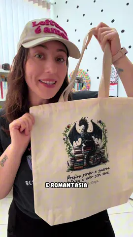 Uma EcoBag do tamanho dos nossos sonhos literários! Com 30x40x10cm e fundo reforçado, ela é perfeita pra leitora que carrega o mundo (ou melhor, os livros!) por aí. 💕 E o melhor? Só R$ 49,90! 💸 Um presente literário lindo, útil e com aquele jeitinho Hello Guys que a gente ama. #HelloGuys #EcoBagLiterária #PresenteLiterário #Leitora #Booklover