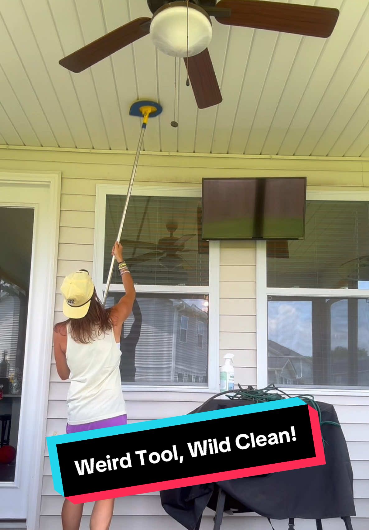 I tried the weirdest cleaning gadget ever — and now I can’t stop cleaning. 😂  From ceilings to tubs, it wipes out dirt fast.  All-natural, pet-safe, and oddly satisfying. 🧽✨ #CleaningTok #HomeHacks #WallCleaning #CleanHouse 