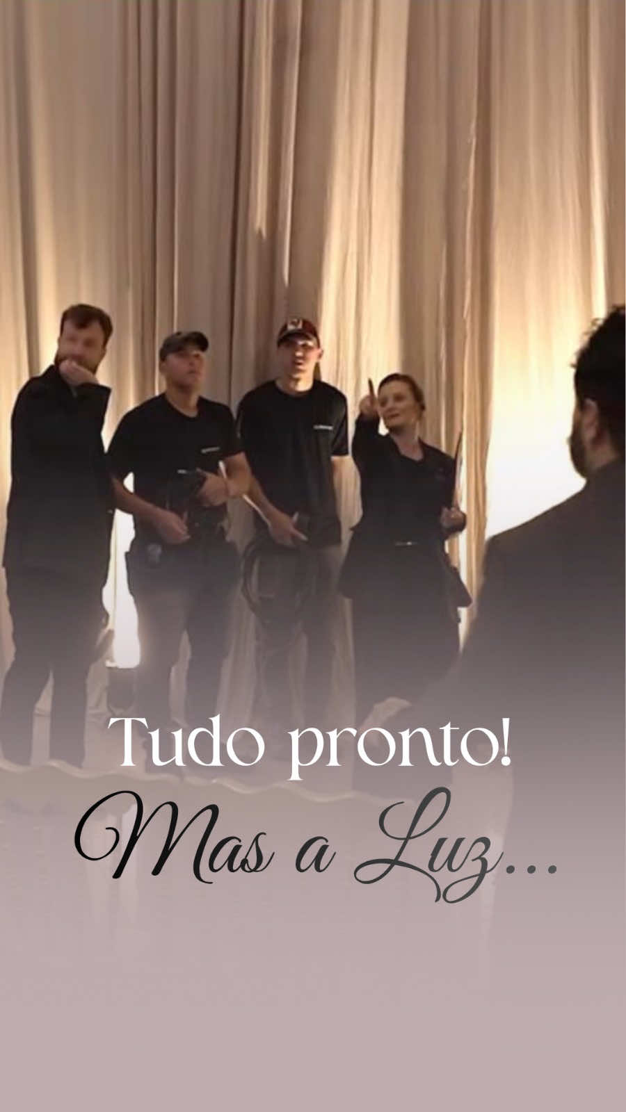 Antes de iniciar a recepção dos convidados, fomos com a equipe de foto e filmagem até o local e percebemos que o ambiente ficaria escuro nas imagens. A iluminação cênica estava aconchegante, mas como a recepção começaria ainda com luz natural e terminaria à noite, precisávamos ajustar os pontos de luz para manter o equilíbrio visual. Fez toda a diferença o olhar atento daqueles que são os responsáveis pelos registros! Eles conseguem antever como tudo ficará depois — e isso muda completamente o resultado final. Foi assim, com o olhar sensível do fotógrafo @andressribeiro, do filmmaker @gustavohugo_filmes e da equipe de iluminação @sigmaaudiovisual, que conseguimos transformar o ambiente e registrar cenas belíssimas!  Cada profissional traz um olhar único, e quando todos trabalham com o mesmo propósito, a execução se torna impecável. 💡 Busque por equipes que pensem juntas, que se comuniquem e que se dediquem a entregar o melhor — em equipe! #cerimonialistadecasamento #assessoriadecasamento #organizacaodeeventos #cerimonialista  