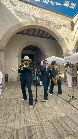 Cuando estás en mis pensamientos, mi corazón se pone feliz! Viva el amor ❤️. Torna-Boda en Guadalajara. Se vivió en Grande #samychaymusic #luxurymusic #bodasmexico #entradadenovios #ideasparaboda 