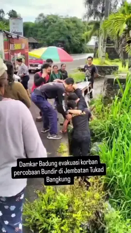 🚨 DAMKAR BADUNG EVAKUASI KORBAN PERCOBAAN BUNDIR DI JEMBATAN TUKAD BANGKUNG Kejadian menghebohkan kembali terjadi di kawasan Jembatan Tukad Bangkung, Pelaga – Petang, Badung, pada Rabu, 22 Oktober 2025 sekitar pukul 14.00 Wita. Tim Dinas Kebakaran dan Penyelamatan Kabupaten Badung segera bergerak setelah menerima laporan warga tentang adanya percobaan bundir di lokasi tersebut. Korban berinisial I.P.S.Y.R, beralamat di Jl. Nusa Kambangan, Br. Braban, Dauh Puri Kauh, Denpasar Barat, berhasil diselamatkan dan dievakuasi ke UGD Puskesmas Petang 2. Terima kasih kepada petugas dan warga yang sigap membantu. Semoga korban segera pulih, dan mari bersama lebih peduli terhadap kesehatan mental di sekitar kita. 🙏 ‎🎬Sumber: #repost Instagram @damkar_kabupaten_badung 
