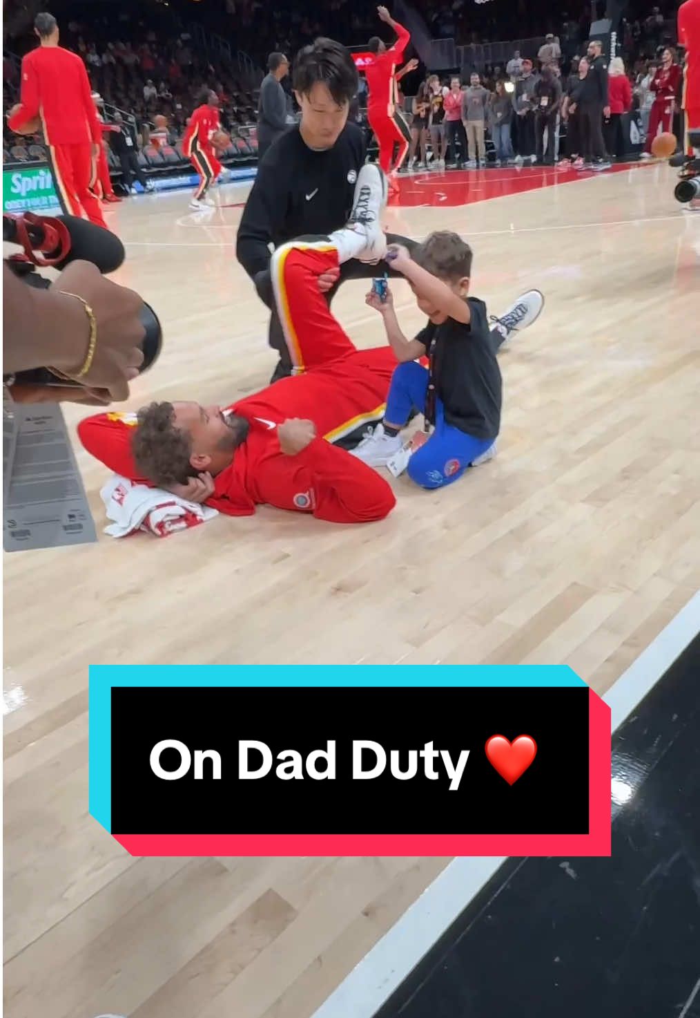Adorable moment captured! 🥰 @Atlanta Hawks #NBA #basketball #Hawks #TraeYoung #AtlantaHawks 