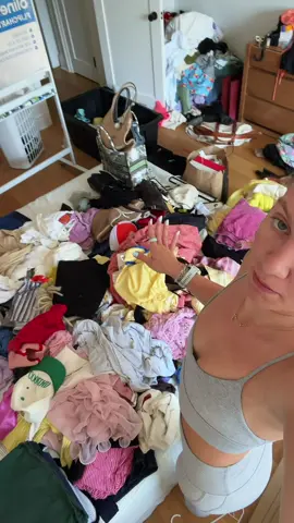 4 weeks of suitcases & too much laundry to put away is giving me cleaning paralysis but this is a start 😌 lowkey gonna finish this tonight i can feel it 