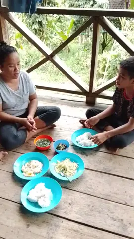 gara-gara sukan tengok kartun Upin dan Ipin tu berdoa makan pun sala suda.kerstian tapi baca doa lain pula 🤣🤣 #tiktok  #vediolucu #vediorell  #agamkerstianketoliktapibacadoamakanlainpulaagamadia