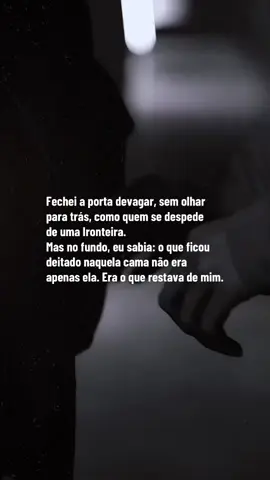 🚪✨ Ele partiu - mas nem tudo foi com ele. Algumas despedidas não terminam na porta... continuam ecoando dentro. Porque certas pessoas não ficam — elas nos deixam presos nelas. ❤️A Esposa Troféu, disponível exclusivamente na Buenovela. #AEsposaTroféu  #roseanaautora  #buenovela  #darkromance  #citaçõesdelivros   