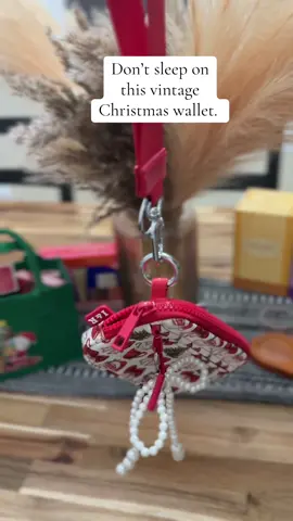 Nostalgic vintage Christmas wallet - vintage Santa Claus print 🎄 #vintagechristmas #christmas2025 #Stockingstuffer #santaclaus #holidaygifts 