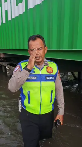 Bantuannya rekan ' untuk di share krn banjir Pantura kaligawe membuat sebagian ruas jalan kota Semarang tersendat#infoaruslalulintas #kemacetandijalanraya #banjir 
