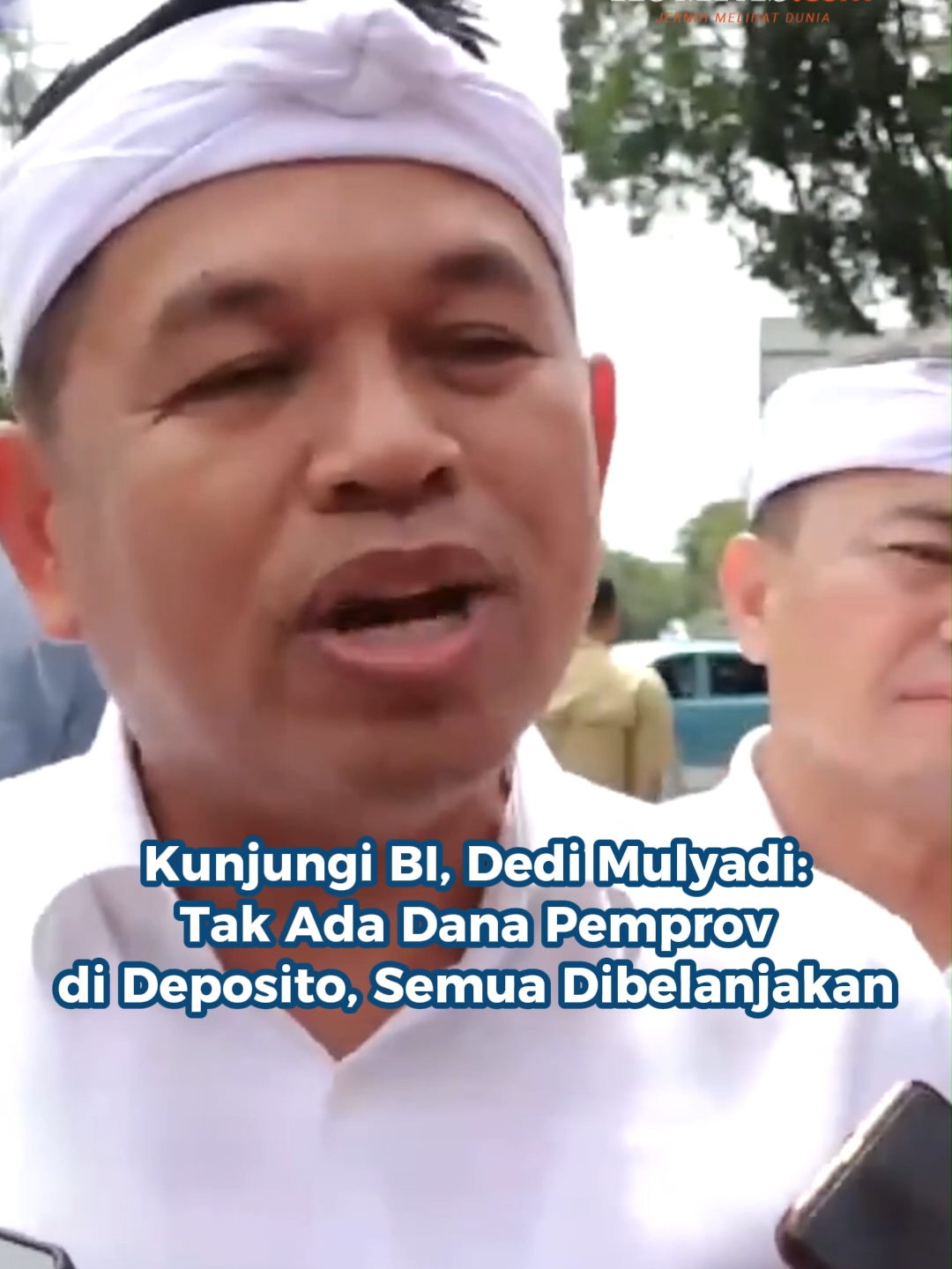 Gubernur Jawa Barat Dedi Mulyadi menegaskan tidak ada dana milik Pemprov Jawa Barat yang disimpan dalam bentuk deposito di bank. Ia menyebut, kas daerah Jawa Barat menurun dari Rp 3,8 triliun pada 30 September menjadi Rp 2,4 triliun per 22 Oktober 2025 karena digunakan untuk pembayaran gaji pegawai serta pembangunan infrastruktur. Penjelasan ini disampaikan Dedi usai berkunjung ke Bank Indonesia (BI) pada Rabu (22/10/2025), untuk memastikan kebenaran data yang sebelumnya menyebut dana APBD Jabar sebesar Rp 4,17 triliun yang mengendap di bank. BI juga menegaskan bahwa seluruh data posisi simpanan perbankan bersumber dari laporan bulanan bank yang diverifikasi dan dipublikasikan secara agregat melalui Statistik Ekonomi dan Keuangan Indonesia. Penulis: Agustinus Rangga Respati, Teuku Muhammad Valdy Arief Kreatif: Blanka Rahel Maretha Joanne Produser: Elizabeth Ayudya Ratna Rininta ~R #KDM #Dana #APBD #BI #Jakarta ##Cut